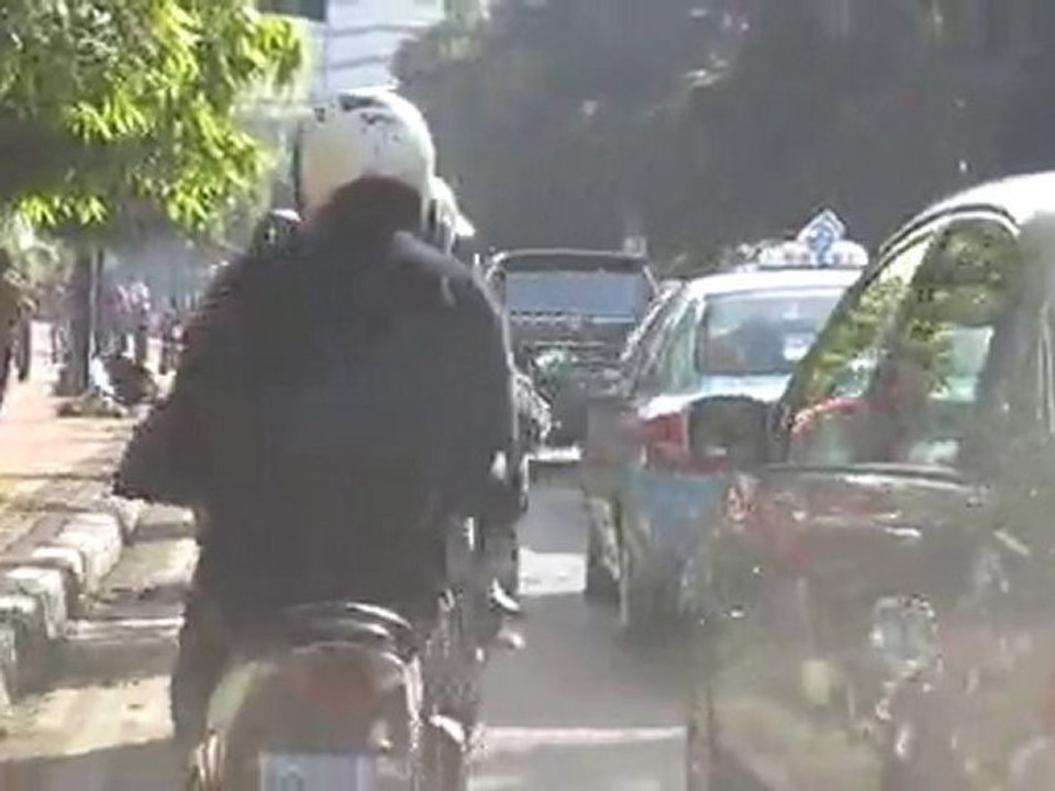 Traffico a Giacarta: caos a due ruote