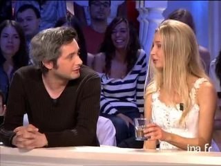 Eva Kowalewska chante "joyeux anniversaire"