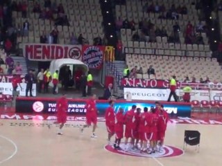 RedPlanet.gr - Προθέρμανση παικτών Ολυμπιακού