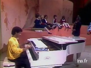 La petite Marylène est venue avec son fiancé