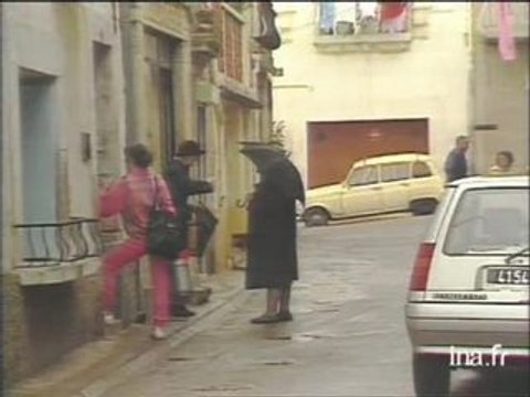 Il cache la mort de son père pendant plusieurs années...