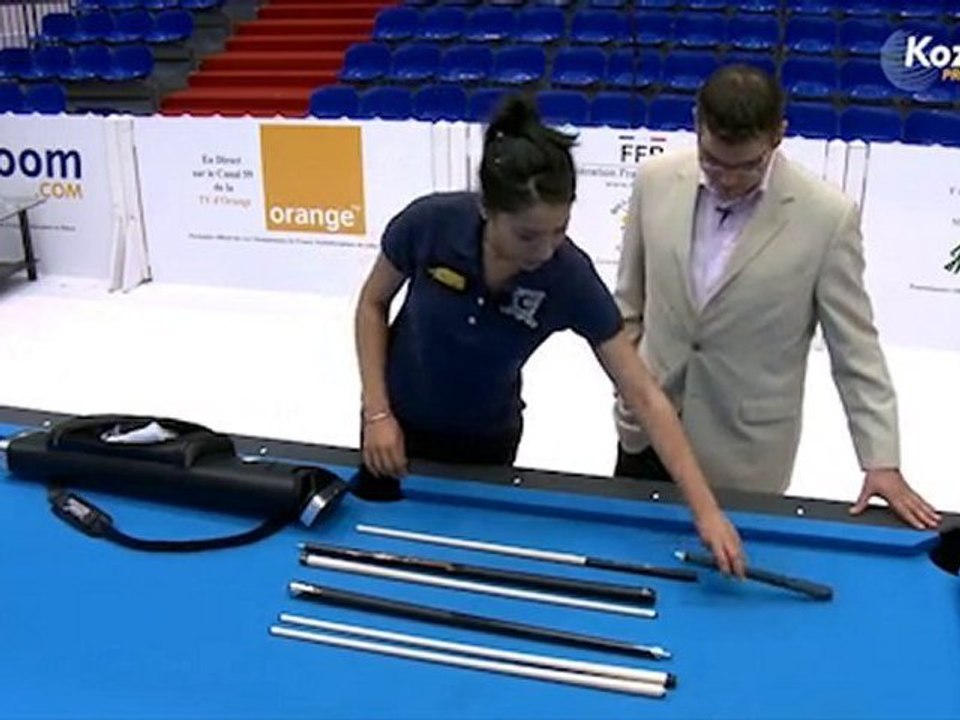 What's in the pool cue case of Laetitia Dos Santos