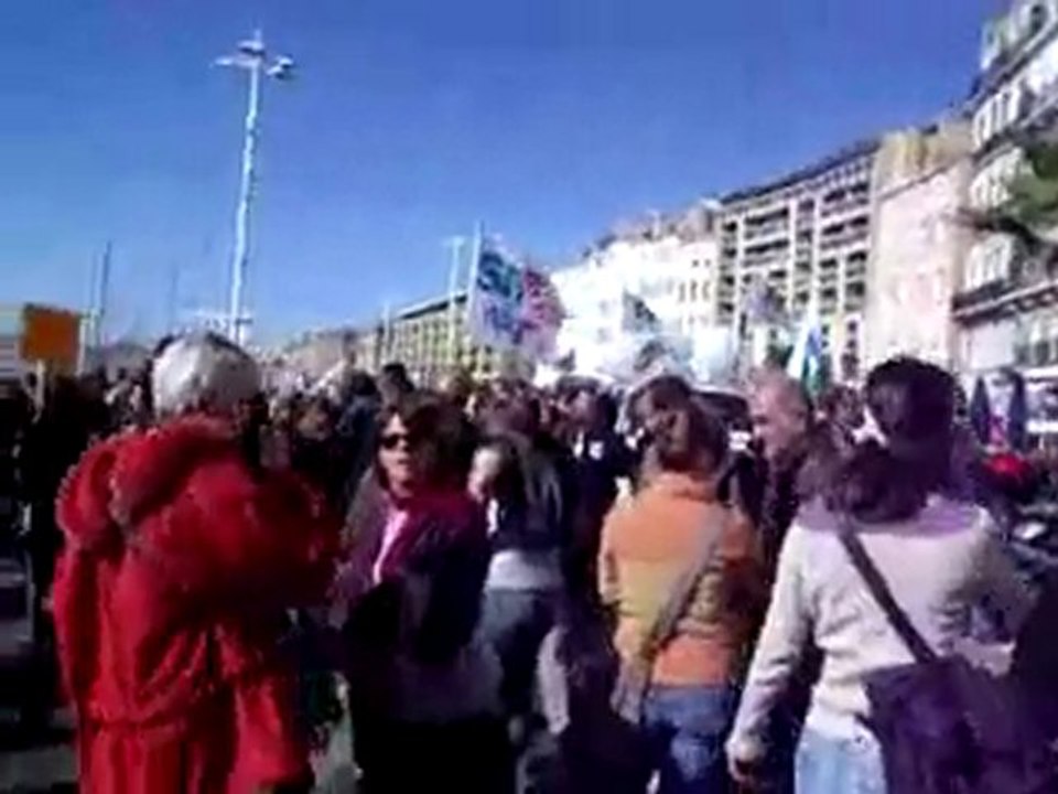 fin du cortège: tous ceux qui attendent encore