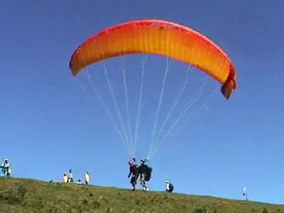 Décollage parapente Accous Greg 2010