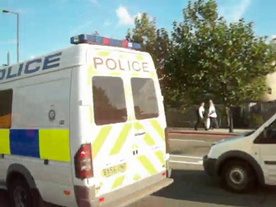 police devant tour de londres