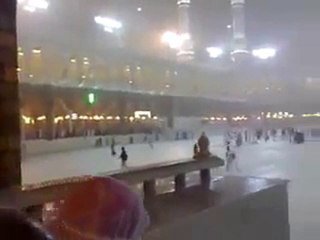 Kabe'de yağmur yağıyor