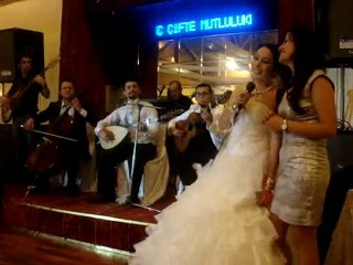 en tatlı gelin ve damattan gecenin sürprizi:)