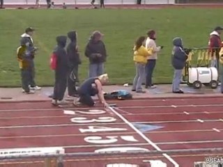 Scontro tra bionde su pista d'atletica