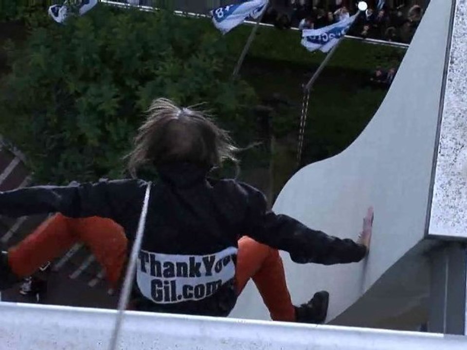 Alain Robert escalade la tour Direct 8