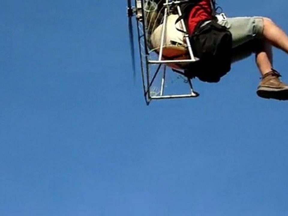 Franck et Stéphane font du paramoteur, Damien regarde...