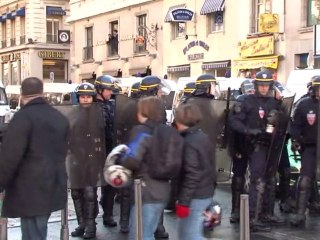 French protesters clash with riot police