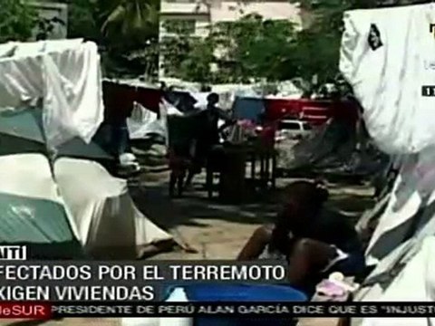 Haitianos afectados por el terremoto exigen viviendas