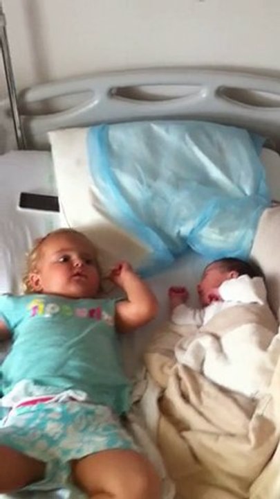 20/10/10, Emy et Alizée sur le lit à l'hopital