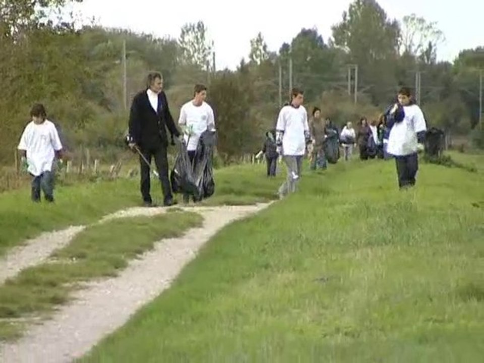 Calaisis TV: Nettoyage des berges par de jeunes volontaires