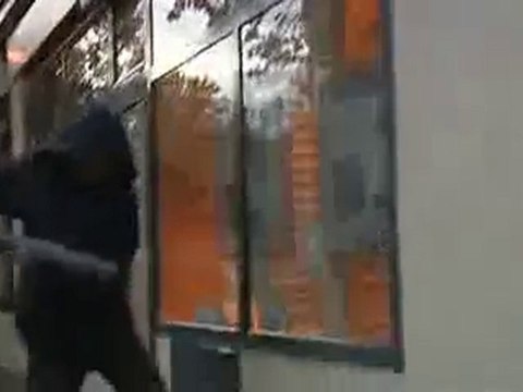 Les Flics se déguisent en casseurs