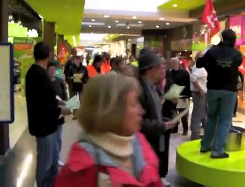 Bergerac : les syndicalistes tractent au magasin Leclerc