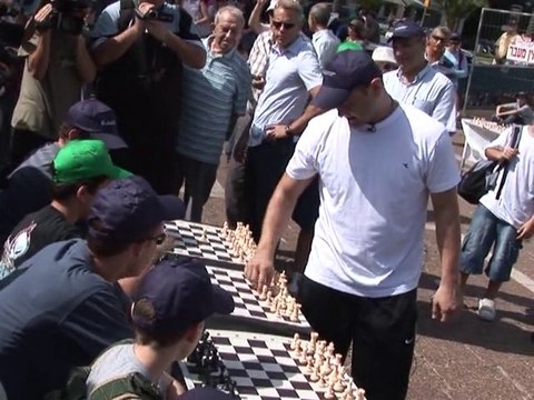 Israeli attempts world chess record