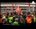 Strikers block Roissy airport - no comment