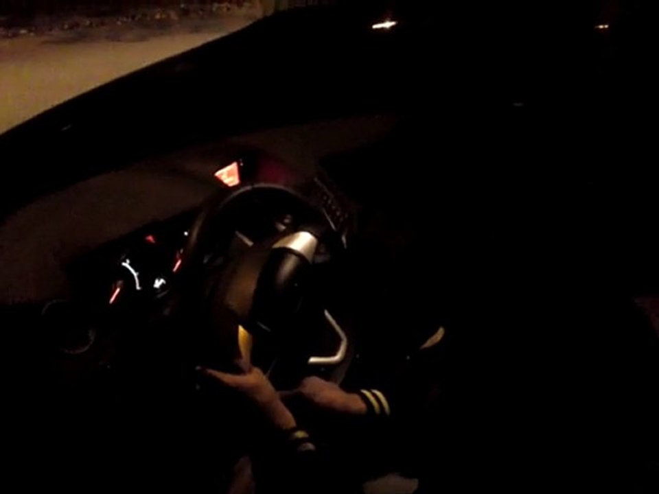 Mike qui parle a une voiture