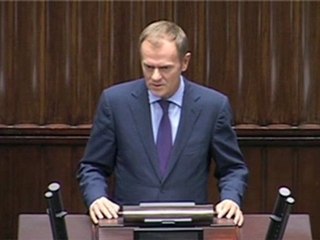 Premier: Nie wygrażać nad grobem pięściami