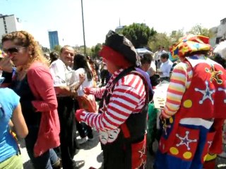 300 clowns battent le record du monde de l'éclat de rire