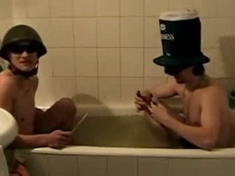 I re dei fessi si sfidano nella vasca da bagno