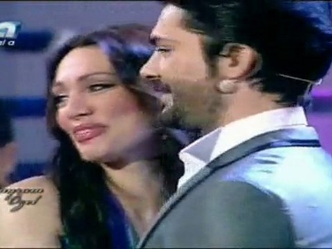 Oktay Ertuğrul £££ AYAĞINDA KUNDURA & KIRMIZI KURDELE