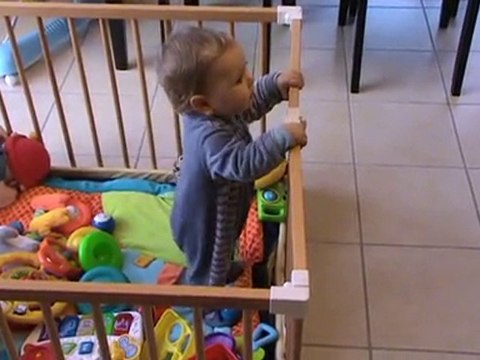 Lucas debout dans le parc (bientot un an déjà!)