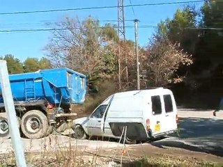Sauvetage d'une voiture trop chargée suite