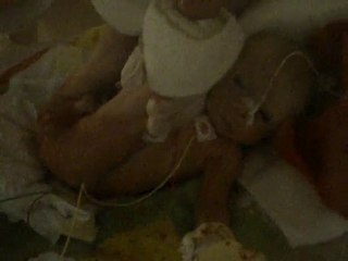 Thomas changement de couche avec Maman