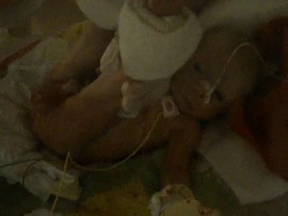 Thomas changement de couche avec Maman