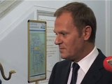 Tusk: Posłowie PO nie muszą klękać przed biskupem, TVP, Gazetą Wyborczą