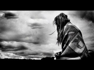 SİMSİYAH GECENİN KOYNUNDAYIM