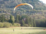 Atterrissage de parapente à Ceyssat (Puy-de-Dôme)