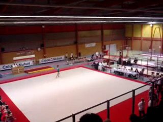 Mouvement de gym Madeline. sol