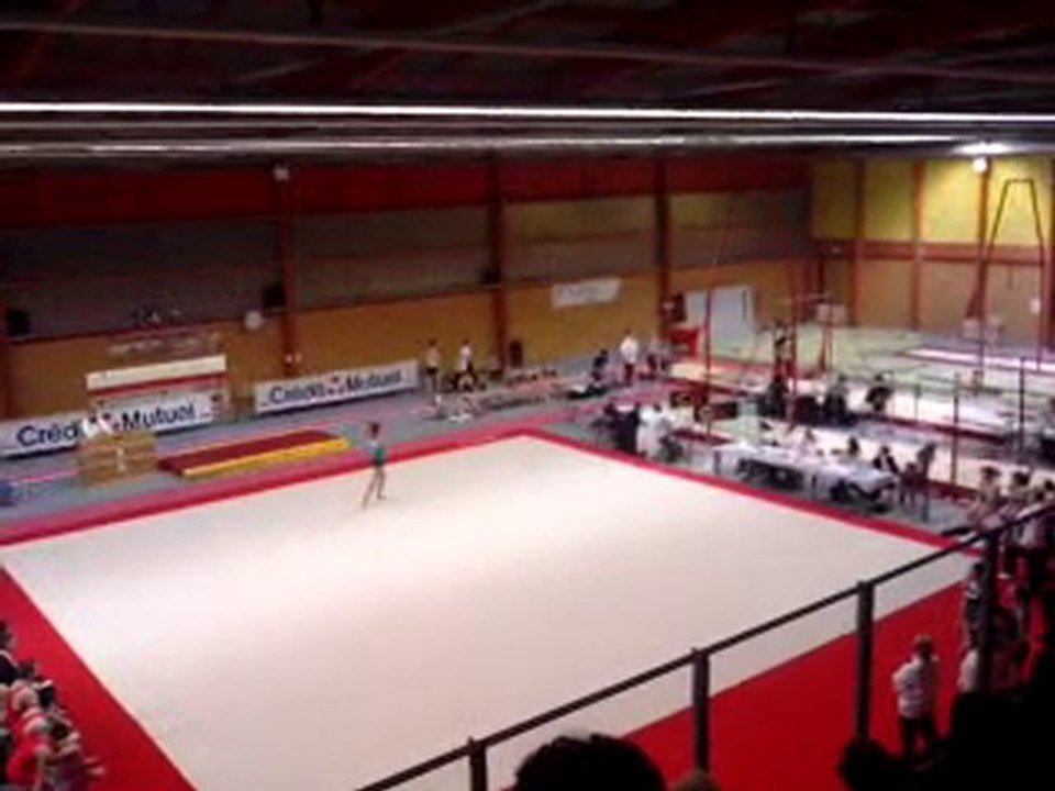 Mouvement de gym Madeline. sol