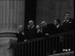 LE GAL DE GAULLE VISITANT LE LOUVRE ET LES TRAVAUX DE REFECTION DE LA COLONNADE