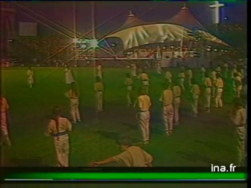 Le pape et les jeunes : stade Gerland