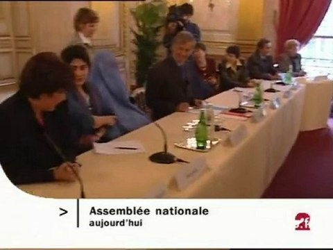 [Plateau brève : femmes afghanes à l'Assemblée Nationale]