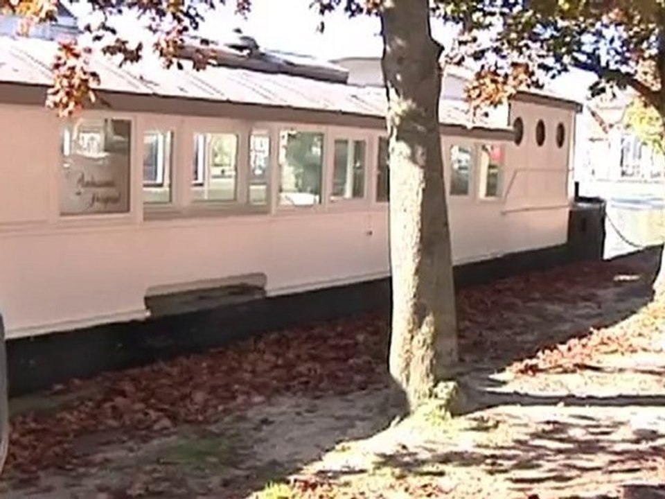 La péniche de la préfecture remise à flot (Troyes)