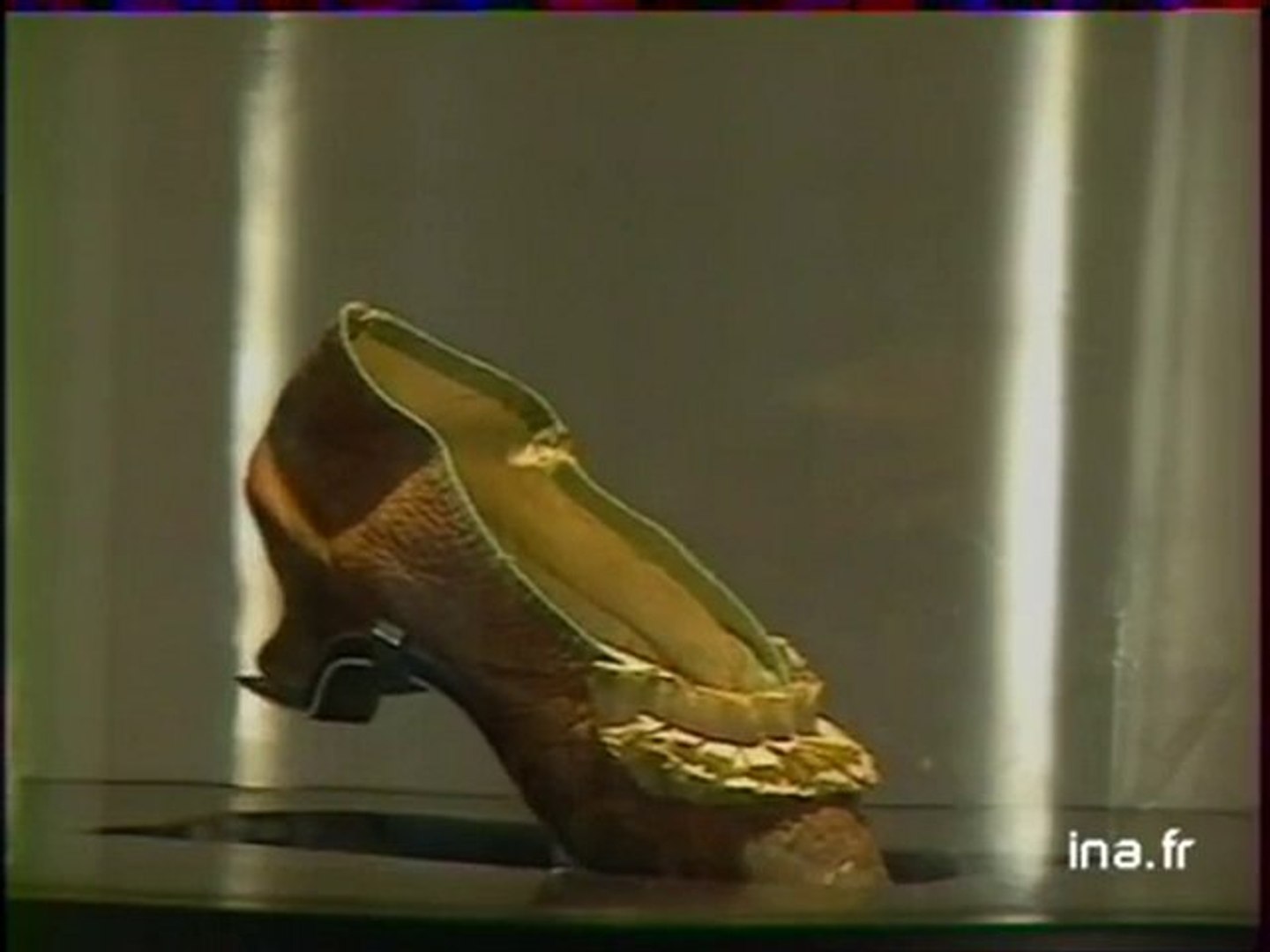 Caen : exposition autour du soulier de Marie Antoinette - Vidéo Dailymotion