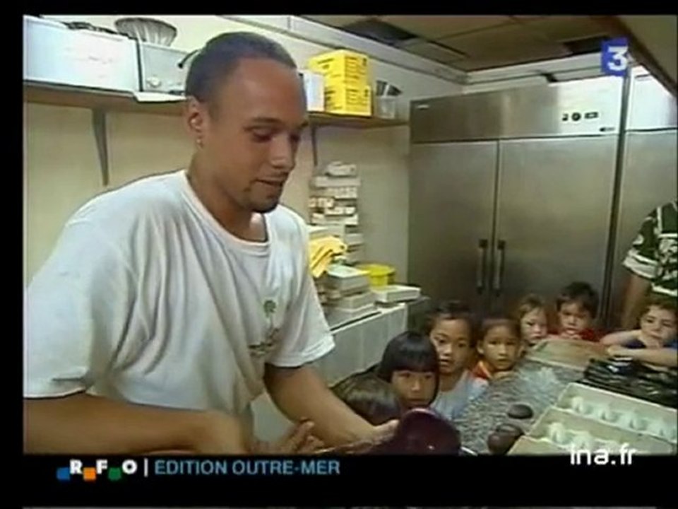 La fabrication des oeufs de Pâques à Tahiti - Archive vidéo INA
