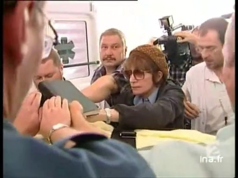 Rapatriement du corps de Marie Trintignant à Paris - Archive vidéo INA