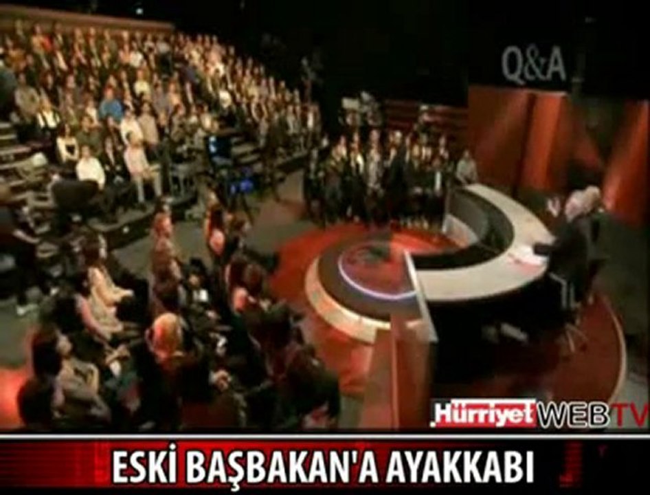 Eski başbakana ayakkabı!