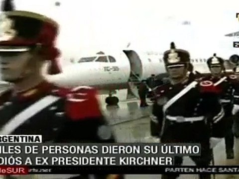 Un mar de gente acompañó el cortejo fúnebre de Néstor Kirchner hasta el Aeroparque
