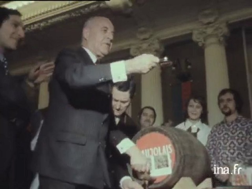 Le Beaujolais 1972 : la remise du tonneau du cru à Louis Pradel