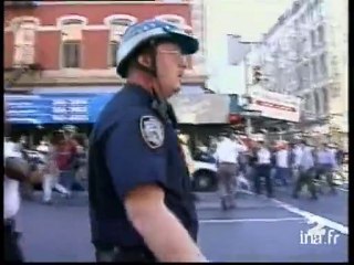 [New York : effondrement des tours et évacuation du quartier]