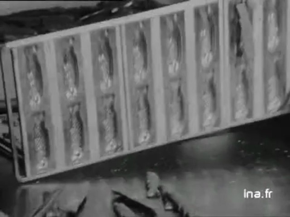 Fabrique de sujets en chocolat pour Pâques - Archive vidéo INA