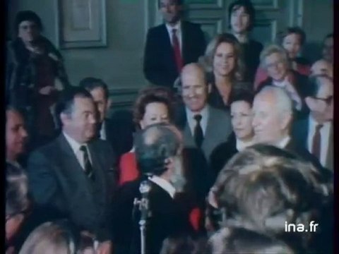 Le sculpteur César décoré par Gaston Defferre à Marseille