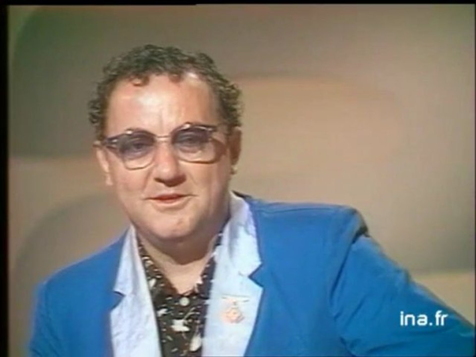 COLUCHE recordman du monde de vitesse - Archive vidéo INA